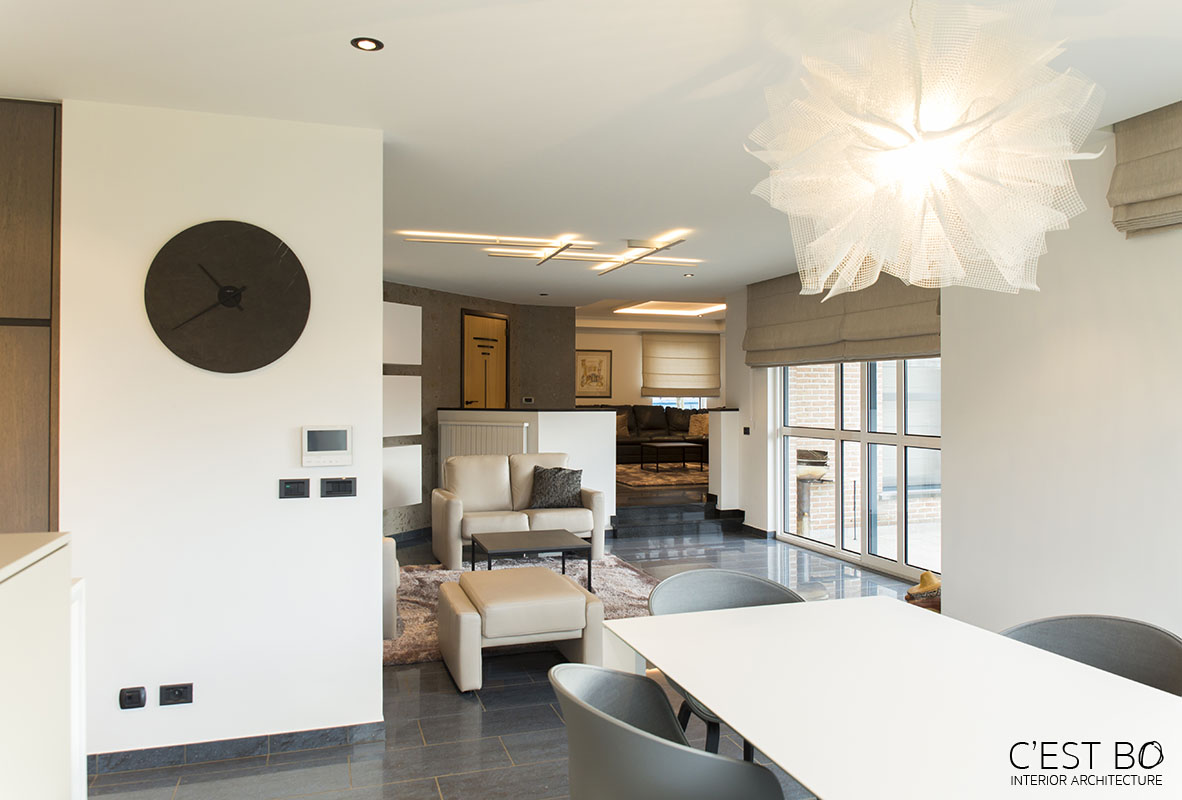 Woning Balen leefruimte keuken zithoek TV-hoek modern interieur warme kleuren warme materialen sfeervol rust