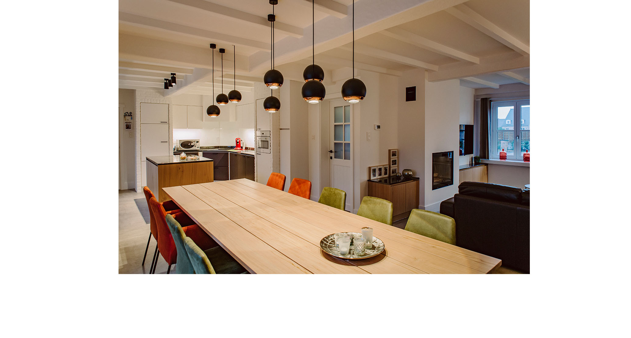 Dessel modern hout zithoek haard eethoek keuken graniet zwart zimbabwe latjes plafond landelijk kleur speelse verlichting