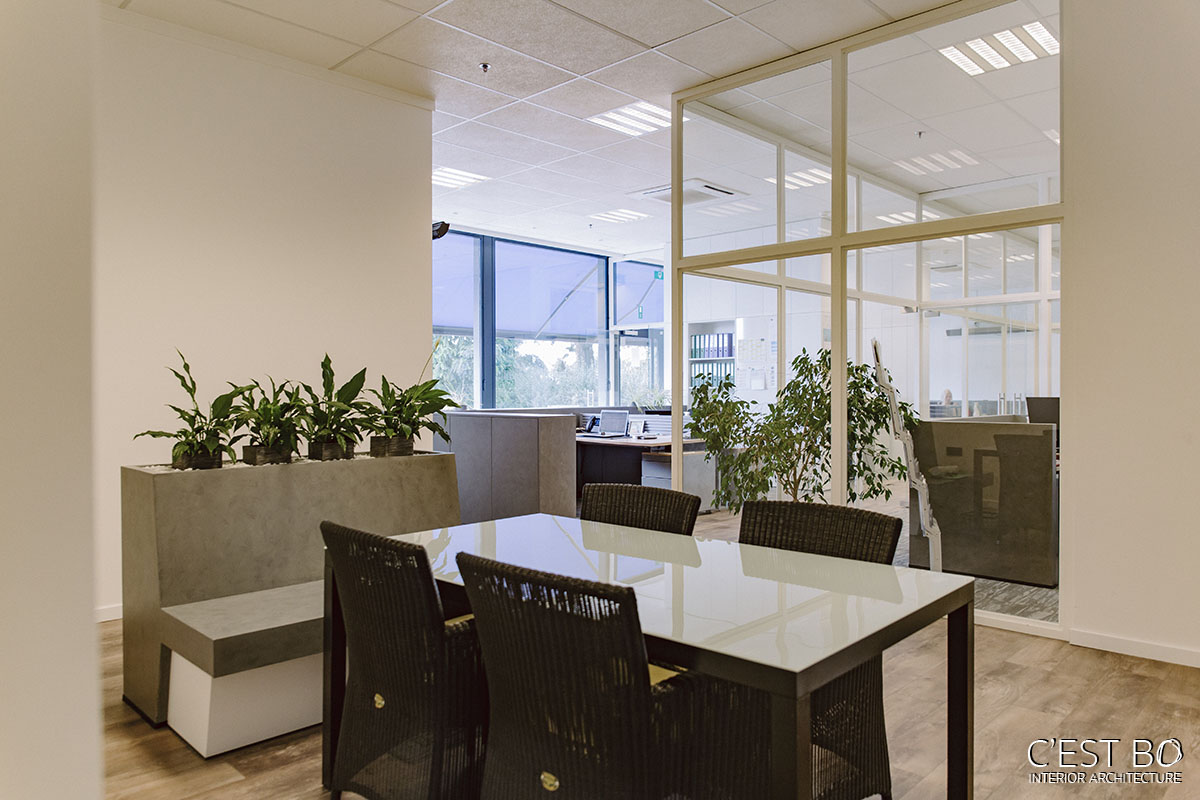 #meerhout #kantoor #renovatie #kantoorrenovatie #LVT #schilderstechniek #tapijttegels #modern #interieur #belgium #office #renovation #officedesign #interior #interiorarchitecture