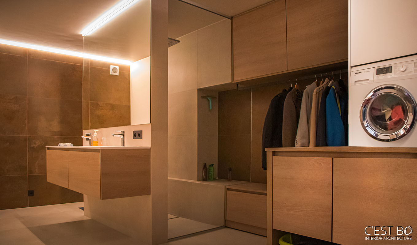 #Mol #renovatie #badkamer #wasberging #modern #hout #wit #wasmachine #droogkast #keramiek #mobieleiland #verplaatsbaar #werkeiland #wasmanden #droogrek #interieur #flanders #belgium #renovation #interior #interiorarchitecture