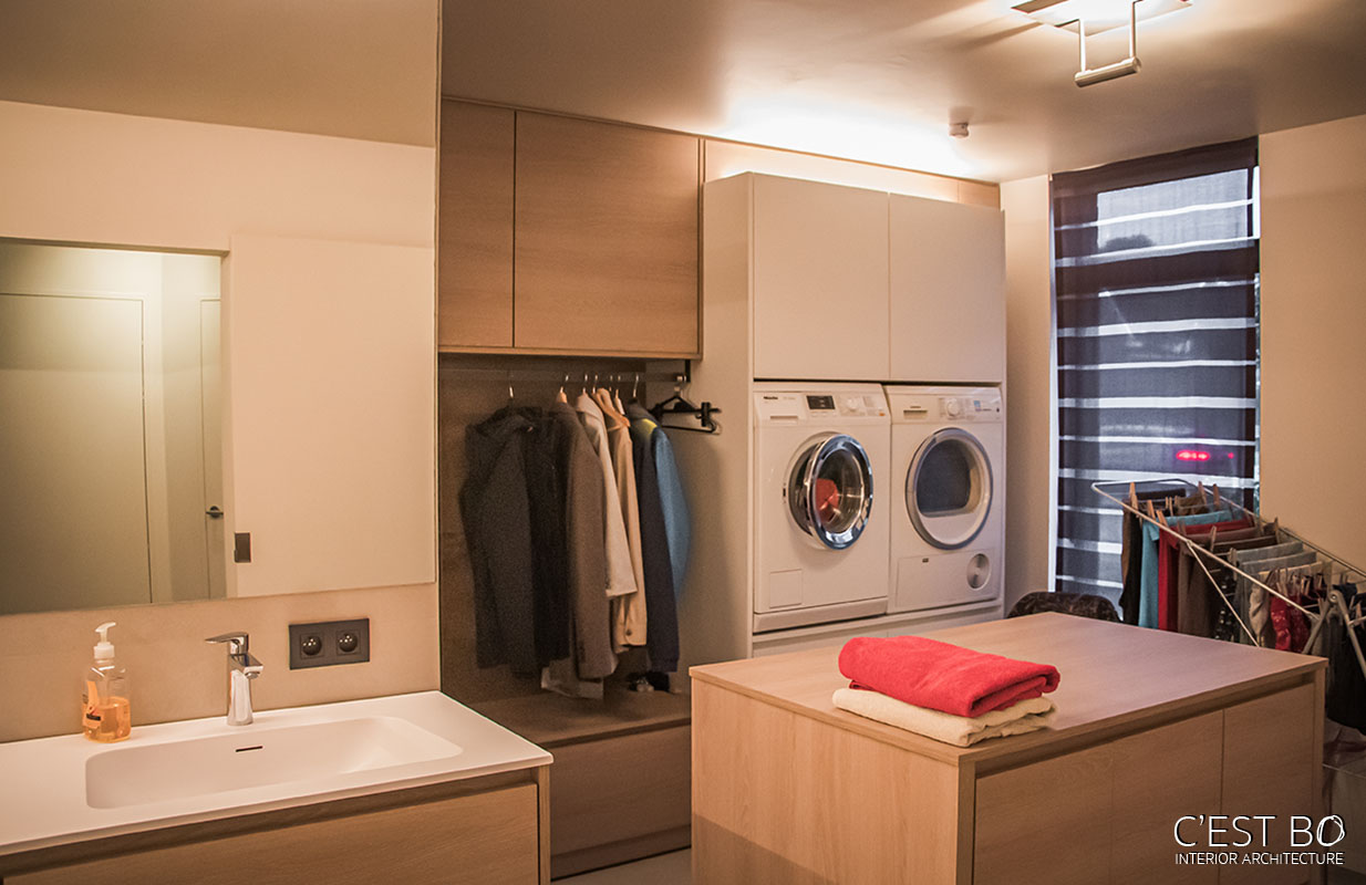 #Mol #renovatie #badkamer #wasberging #modern #hout #wit #wasmachine #droogkast #keramiek #mobieleiland #verplaatsbaar #werkeiland #wasmanden #droogrek #interieur #flanders #belgium #renovation #interior #interiorarchitecture