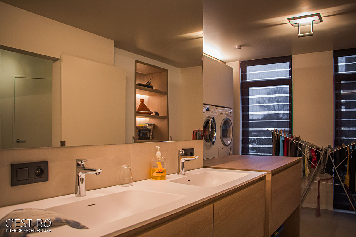 #Mol #renovatie #badkamer #wasberging #modern #hout #wit #wasmachine #droogkast #keramiek #mobieleiland #verplaatsbaar #werkeiland #wasmanden #droogrek #interieur #flanders #belgium #renovation #interior #interiorarchitecture