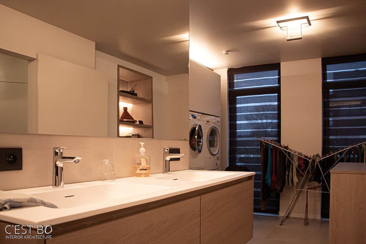 #Mol #renovatie #badkamer #wasberging #modern #hout #wit #wasmachine #droogkast #keramiek #mobieleiland #verplaatsbaar #werkeiland #wasmanden #droogrek #interieur #flanders #belgium #renovation #interior #interiorarchitecture