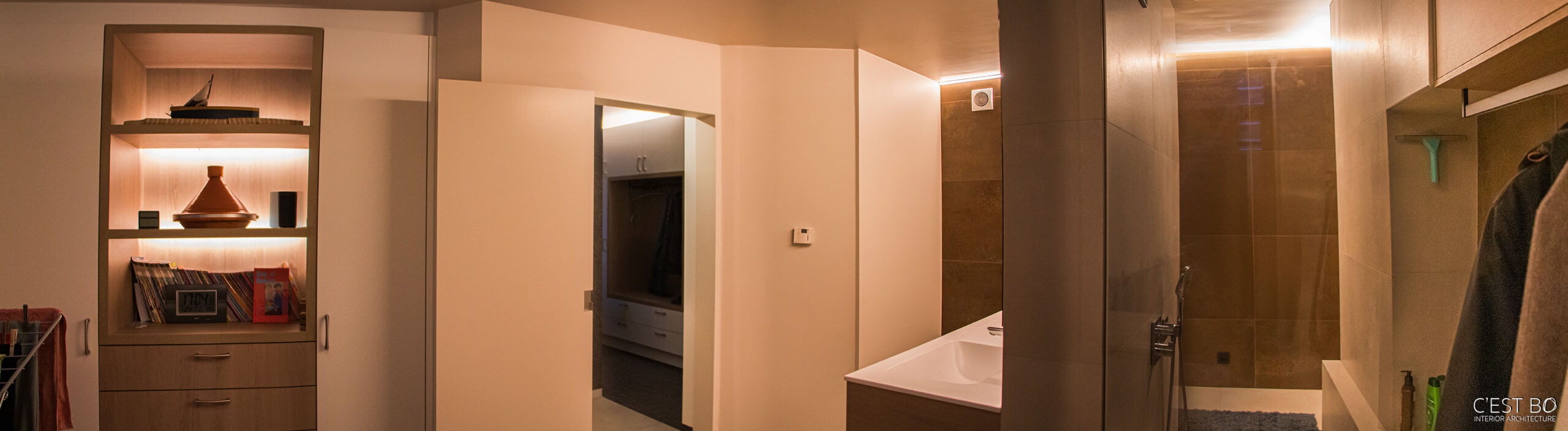 #Mol #renovatie #badkamer #wasberging #modern #hout #wit #wasmachine #droogkast #keramiek #mobieleiland #verplaatsbaar #werkeiland #wasmanden #droogrek #interieur #flanders #belgium #renovation #interior #interiorarchitecture