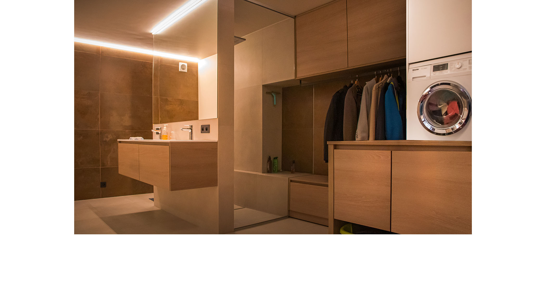 #Mol #renovatie #badkamer #wasberging #modern #hout #wit #wasmachine #droogkast #keramiek #mobieleiland #verplaatsbaar #werkeiland #wasmanden #droogrek #interieur #flanders #belgium #renovation #interior #interiorarchitecture